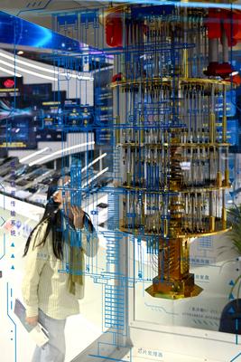 FUZHOU, CHINA - APRIL 28: A superconducting quantum computing device is on display at the on-site experience area of 8th-stock-foto