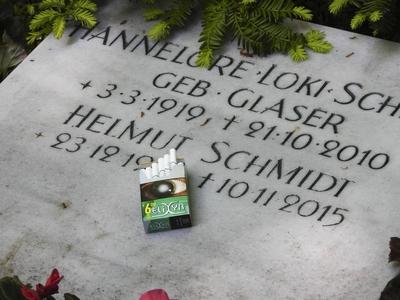 EU Verkaufsvebot fuer Menthol Zigaretten - Zigaretten auf dem Helmut Schmidt Grab Grabstein Ab heute ist der Verkauf von Menthol Zigaretten in der EU verboten. Einer der bekanntesten Raucher von Mentol Zigaretten war ehemalige Hamburger Innensenator und spaetere Bundeskanzler Helmut Schmidt der 2015 gestorben ist. Regelmae?ig legen die Menschen die sein Grab besuchen Zigaretten f?r ihn symbolisch dort ab. Hamburg 20.Mai 2020 Symbolbilder - HH Deutschland *** EU Sales ban for Menthol Cigarettes Cigarettes at the Helmut Schmidt Grave Gravestone from Today is the Sale from Menthol Cigarettes in the EU Forbidden a the best known Smokers from Mentol Cigarettes was former Hamburg Senator of the Interior and later Federal Chancellor Helmut Sc-stock-foto