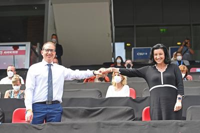 Wie erwartet geht die CSU mit Alexander Dobrindt als Spitzenkandidat in die Bundestagswahl. 93,3 Prozent der Delegierte-stock-photo