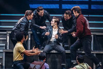 Grease-Ensemble-stock-foto