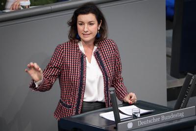 137. Bundestagssitzung und Debatte Dorothee Baer (CSU) im Portrait bei ihrer Rede zum Tagesordnungspunkt Tag zur Beseiti-stock-photo