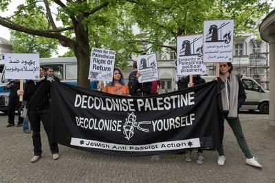 Demonstration zur Nakba-Tag vom Richardplatz und Gegenprotest-stock-foto