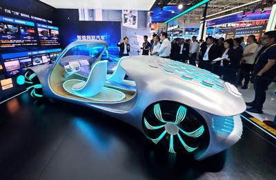 FUZHOU, CHINA - APRIL 28: Visitors view the Intelligent Connected Vehicle (ICV) model at the on-site experience area of-stock-foto