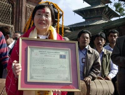 Japanese moutain climber Junko Tabei, the world s first woman to climb Mount Everest, displays her certificate received-stock-foto
