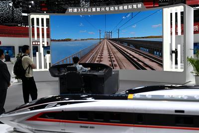 FUZHOU, CHINA - APRIL 28: A visitor experiences the driving stimulation system of a Fuxing high-speed train at the on-si-stock-foto