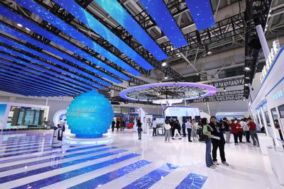 FUZHOU, CHINA - APRIL 28: People visit the on-site experience area of 8th Digital China Summit on April 28, 2025 in Fuzh-stock-foto