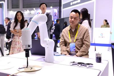 FUZHOU, CHINA - APRIL 28: An intelligent bionic hand paints a picture at the on-site experience area of 8th Digital Chin-stock-foto