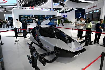 FUZHOU, CHINA - APRIL 28: A China Telecom s manned airship is on display at the on-site experience area of 8th Digital C-stock-foto