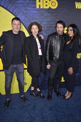 Atticus Ross, Claudia Sarne, Trent Reznor und Mariqueen Maandig bei der Premiere der HBO TV-Serie Watchmen im Cinerama D-stock-foto