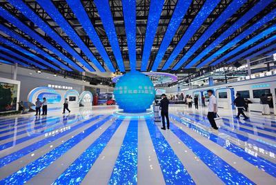 FUZHOU, CHINA - APRIL 28: People visit the on-site experience area of 8th Digital China Summit on April 28, 2025 in Fuzh-stock-foto