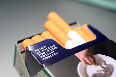 Verbot von Menthol-Zigaretten ab dem 20.Mai 2020 europaweit im Rahmen der EU-Tabakrichtlinie - Zigarettenschachtel mit-stock-photo
