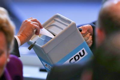 Berlin, Deutschland, 28.04.2025: Estrel: CDU-Bundesausschuss: Delegierte werfen eine Stimmkarte in eine Wahlurne *** Ber-stock-photo