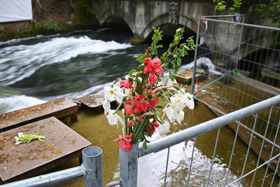 Blumenmeer am Ufer vom Eibsach in Muenchen nach Tod einer Surferin-stock-foto