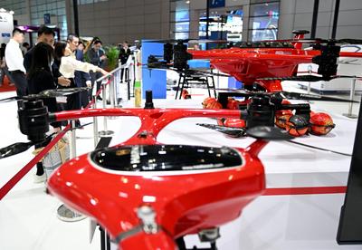 FUZHOU, CHINA - APRIL 28: Firefighting drones are on display at the on-site experience area of 8th Digital China Summit-stock-foto