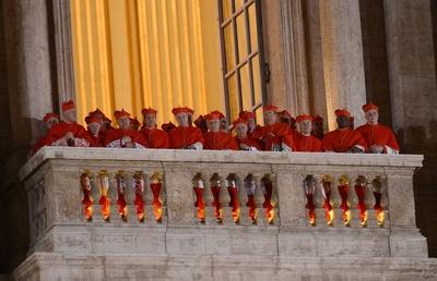 Bildnummer: 59347446  Datum: 13.03.2013  Copyright: imago/Ulmer/LingriaRom, Vatikan 13.03.2013 Papstwahl: Habemus Papam 115 Kardin?le w?hlten in der Sixtinischen Kapelle den Papst. Jorge Mario Bergoglio aus Argentinien ist der neue Mann an der Spitze der katholischen Kirche mit dem Namen Franziskus I. Kardin?le auf dem Balkon des Petersdom Gesellschaft Religion Katholische Kirche Konklave Papstwahl Papst Wahl Franziskus I People xcb x0x 2013 quer WAHL KATHOLISCH KATHOLISCHE KIRCHE W?HLEN KONKLAVE WAHLGANG FEATURE SYMBOLBILD RELIGION OBERHAUPT GEW?HLT GESTIK GESTIKULIEREND RANDBILD SCHMUCKBILD ALLGEMEIN KARDINAL PUBLICATIONxNOTxINxITA 59347446 Date 13 03 2013 Copyright Imago Ulmer Lingria Rome Vatican 13 03 2013 Pope choice Habemus papam 115 Cardinals  in the Sistine Chapel the Pope Jorge Mario  out Argentina is the New Man to the Top the Catholic Church with the Name Francis I Cardinals on the Balcony the St Peters Cathedral Society Religion Catholic Church Conclave Pope choice Pope Choice Francis I Celebrities  x0x 2013 horizontal Choice Catholic Catholic Church choose Conclave Ballot Feature Symbol image Religion Head elected Gesture gesticulating Edge image Jewelry picture Common Cardinal PublicationxNotxInxITA-stock-foto