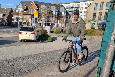 24.04.2025, Mark Medlock auf dem Fahrrad in der N?he des Bahnhofes in Westerland auf der Insel Sylt-stock-foto