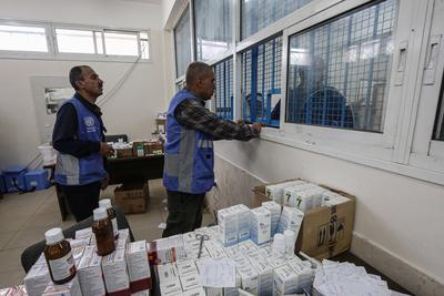 A member of staff prepares medication prescriptions to dispense to Palestinians at the UNRWA-run clinic-stock-foto