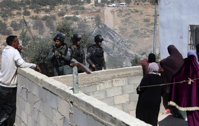 Israeli military excavators demolish a Palestinian Building in Idhna village-stock-foto