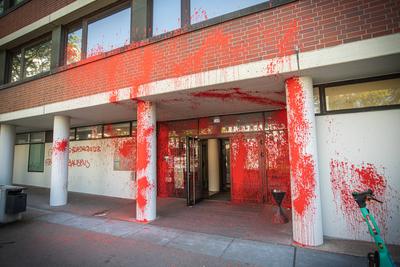Farbanschlag auf das Amtsgerichtgeb?ude in Cannstatt *** Paint attack on the local court building in Cannstatt Copyright-stock-foto