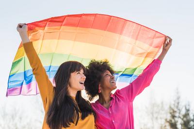 paar,unbeschwert,toleranz,lesbisch,lgbt,regenbogenflagge,homonym,paare,p?rchen,sorgenfrei,sorgenlos,sorglos,unbesorgt,ga-stock-photo