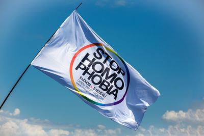 Stop Homophobie. Genug ist genug. Fahne mit Aufschrift gegen Homophie in Kirche , Staat und Gesellschaft. formatf?llend-stock-photo