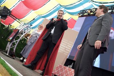 Dr. Markus S?der - 7% Mehrwertsteuer Superman mit Angela Inselkammer und Dr. Thomas Geppert - Gastrofr?hling im Hippodro-stock-foto
