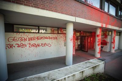 Farbanschlag auf das Amtsgerichtgeb?ude in Cannstatt *** Paint attack on the local court building in Cannstatt Copyright-stock-foto