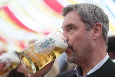 Dr. Markus S?der trinkt Bier - Gastrofr?hling im Hippodrom Festzelt auf dem Fr?hlingsfest in M?nchen am 28.04.2025 *** D-stock-foto