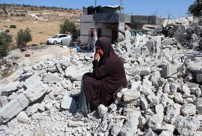 Israeli military excavators demolish a Palestinian Building in Idhna village-stock-foto