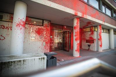Farbanschlag auf das Amtsgerichtgeb?ude in Cannstatt *** Paint attack on the local court building in Cannstatt Copyright-stock-foto