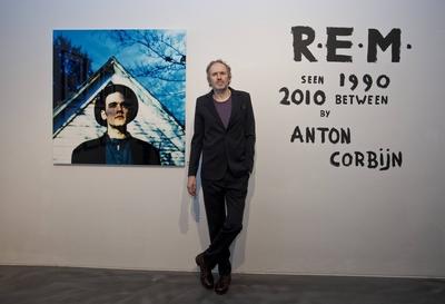 Der niederl?ndische Regisseur und Fotograf Anton Corbijn in seiner Ausstellung R.E.M. Seen Between 1990 - 2010 im Alber-stock-foto