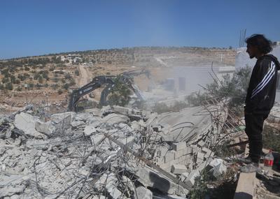 Israeli military excavators demolish a Palestinian Building in Idhna village-stock-foto