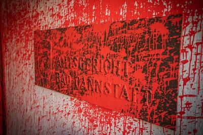 Farbanschlag auf das Amtsgerichtgeb?ude in Cannstatt *** Paint attack on the local court building in Cannstatt Copyright-stock-foto