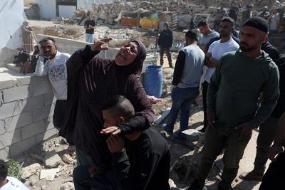 Israeli military excavators demolish a Palestinian Building in Idhna village-stock-foto