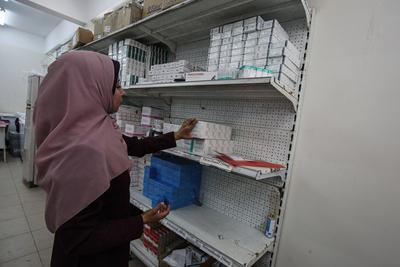 A member of staff prepares medication prescriptions to dispense to Palestinians at the UNRWA-run clinic-stock-foto