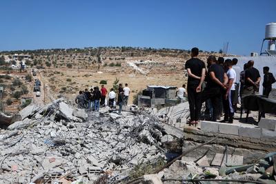 Israeli military excavators demolish a Palestinian Building in Idhna village-stock-foto