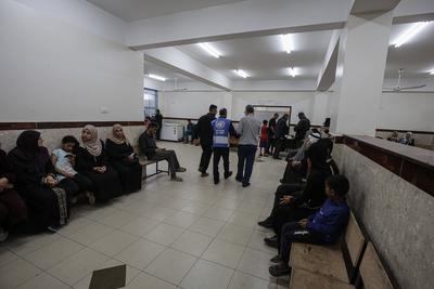 Palestinians wait to receive a medication ration at the UNRWA-run clinic at al-Shati refugee camp-stock-foto