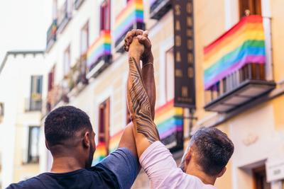 paar,liebe,freiheit,hand halten,toleranz,lgbt,regenbogenflagge,homonym,paare,p?rchen,zuneigung,frei,hand in hand,h?nde h-stock-photo