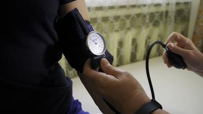 Ein Arzt verwendet ein mechanisches Tonometer, um den K?rperdruck eines m?nnlichen Patienten zu ?berpr?fen. Clip. Konzept der Gesundheitsf?rsorge und Medizin.-stock-photo
