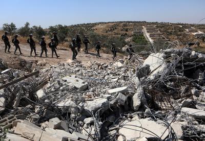 Israeli military excavators demolish a Palestinian Building in Idhna village-stock-foto