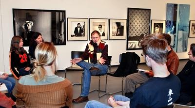 Fotograf Anton Corbijn (Mitte, NED) spricht mit Jugendlichen ?ber seine Werke in G?ppingen-stock-photo