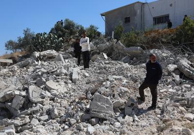 Israeli military excavators demolish a Palestinian Building in Idhna village-stock-foto