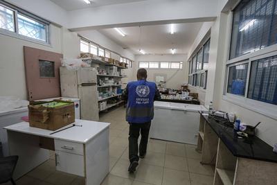 A member of staff prepares medication prescriptions to dispense to Palestinians at the UNRWA-run clinic-stock-foto