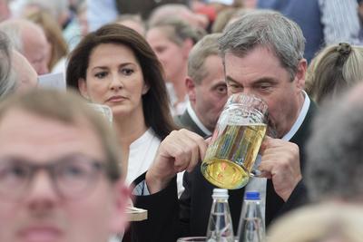 Dr. Markus S?der trinkt Bier - Gastrofr?hling im Hippodrom Festzelt auf dem Fr?hlingsfest in M?nchen am 28.04.2025 *** D-stock-foto