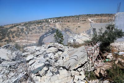 Israeli military excavators demolish a Palestinian Building in Idhna village-stock-foto