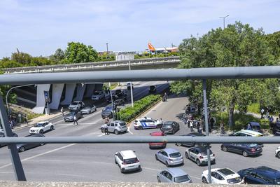 Heavy traffic in lisbon in portugal due to traffic lights out - blackout europe-stock-foto