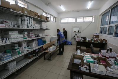A member of staff prepares medication prescriptions to dispense to Palestinians at the UNRWA-run clinic-stock-foto