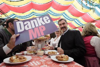 Dr. Markus S?der Danke MP (MinisterPr?sident f?r 7% Mehrwertsteuer - Gastrofr?hling im Hippodrom Festzelt auf dem Fr?hli-stock-foto