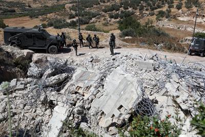 Israeli military excavators demolish a Palestinian Building in Idhna village-stock-foto