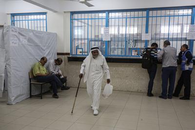 Palestinians wait to receive a medication ration at the UNRWA-run clinic at al-Shati refugee camp-stock-foto